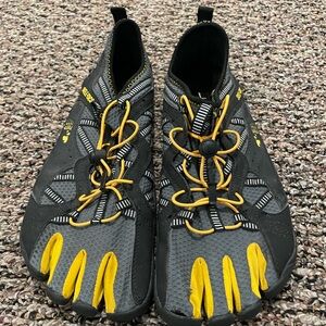 Fila Mens Skeletoes Black Grey Barefoot Running Shoes Water US Size 11